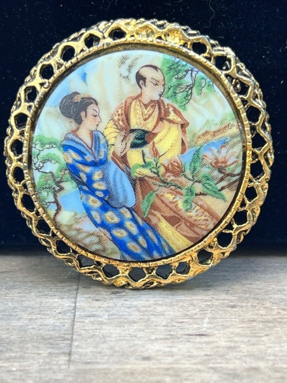 Hand-Painted Asian-Oriental Vintage Brooch With Oriental Scene & Gold-Tone Frame - Picture 4 of 4
